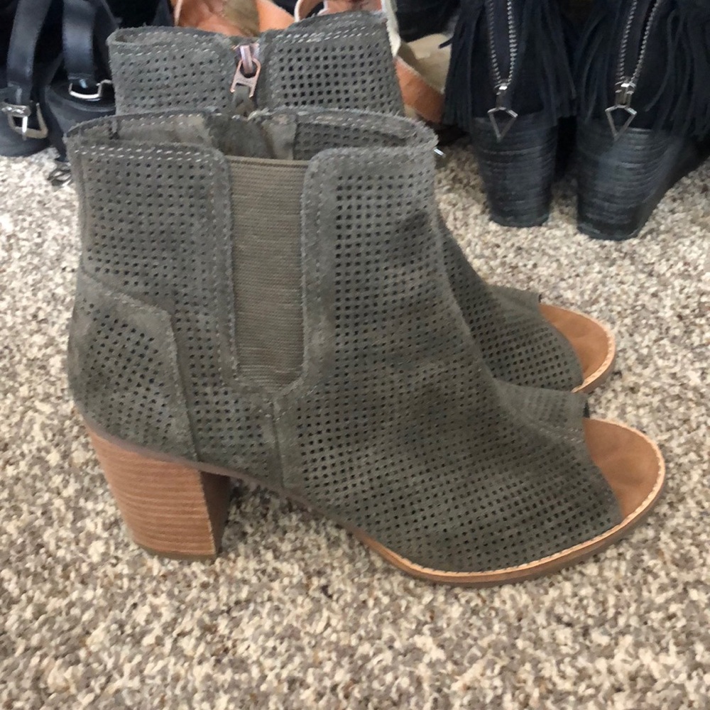 Toms leather cut out toe chunk heel booties